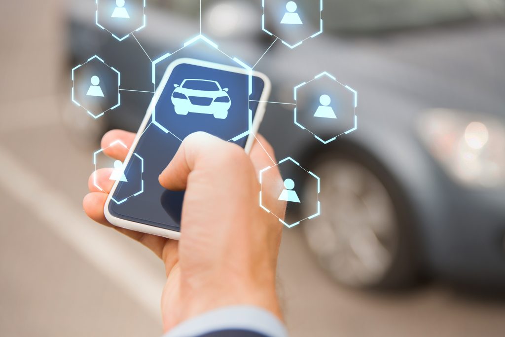 nachhaltige Mobilität mit Carsharing: Hand mit Smartphone-Carsharing-App