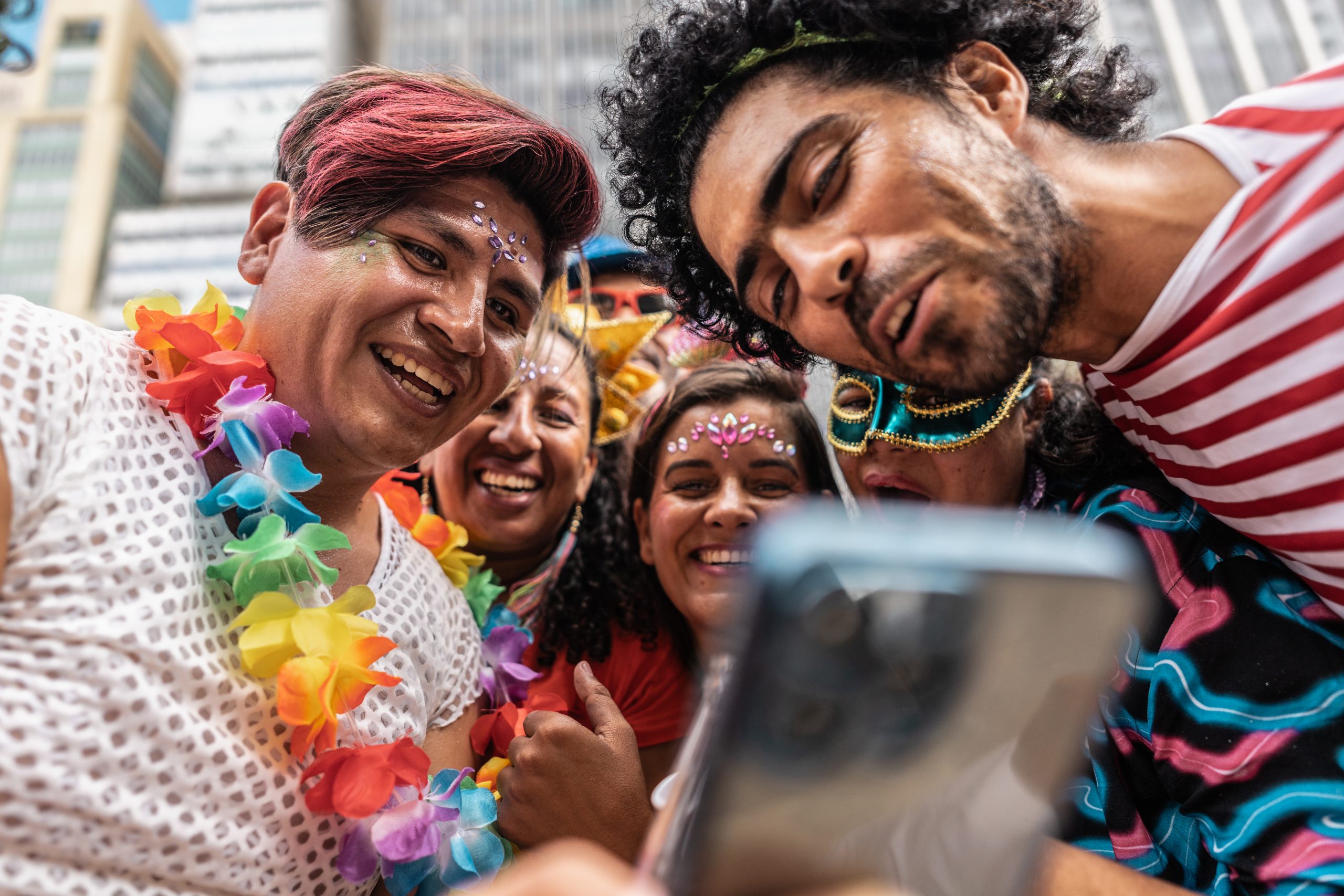 Karneval 2026: ÖPNV, Streaming, Games - was du unterwegs per Handyrechnung bezahlen kannst